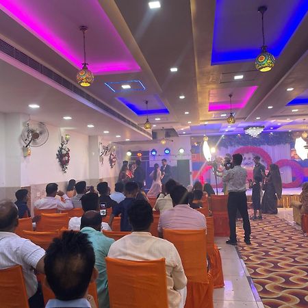 Hotel Mannu Grand Kanpur Buitenkant foto