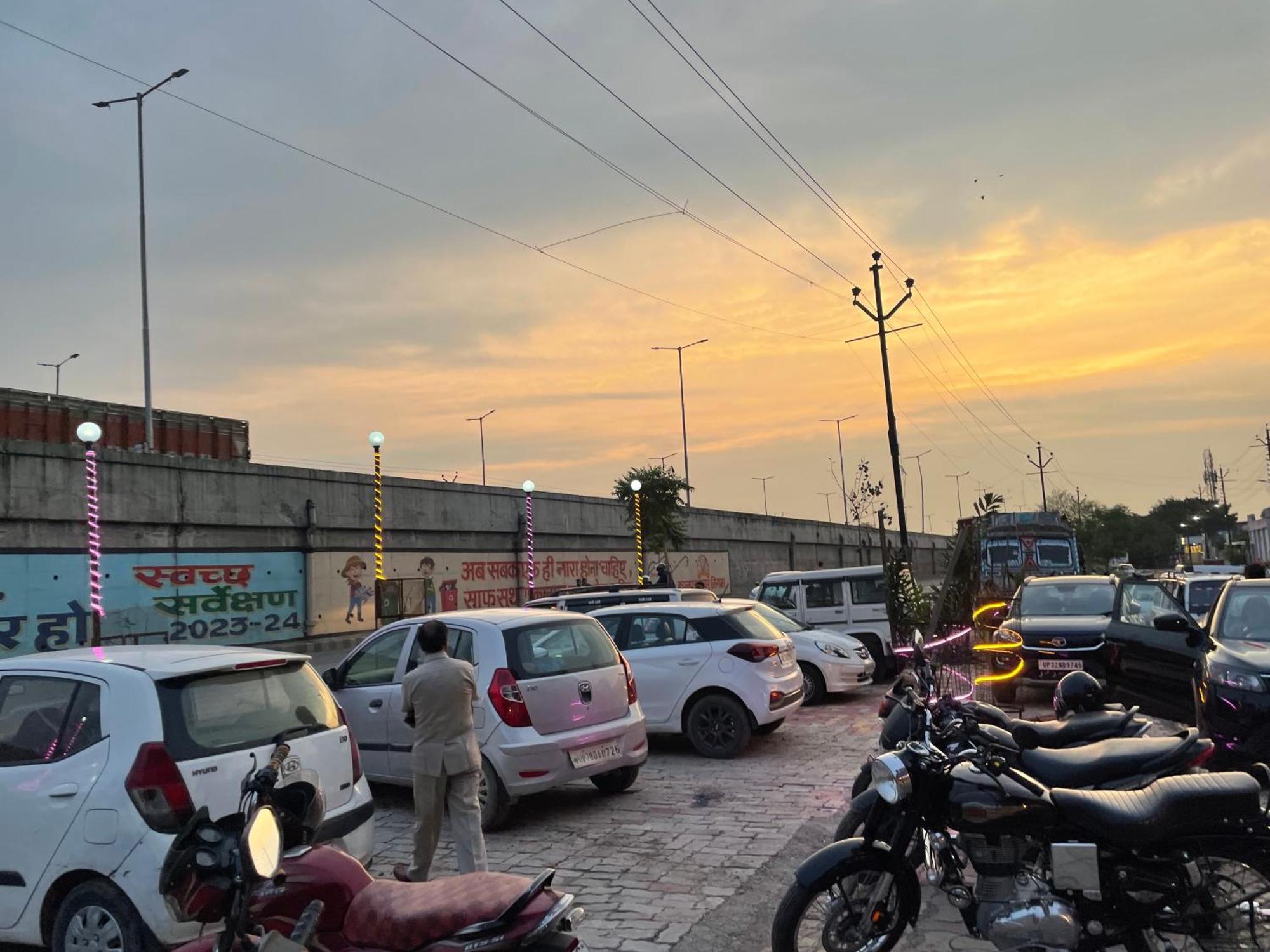 Hotel Mannu Grand Kanpur Buitenkant foto